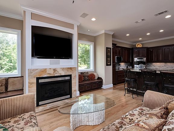 Image 5: Living Area