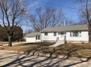 720 E Union St, Manchester, IA 52057