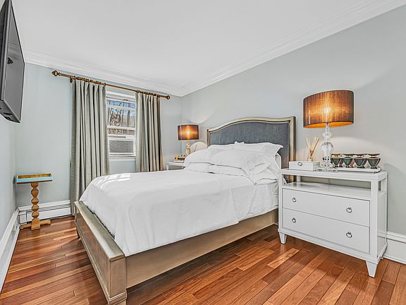 4th image of 908 Gates Ave #1R