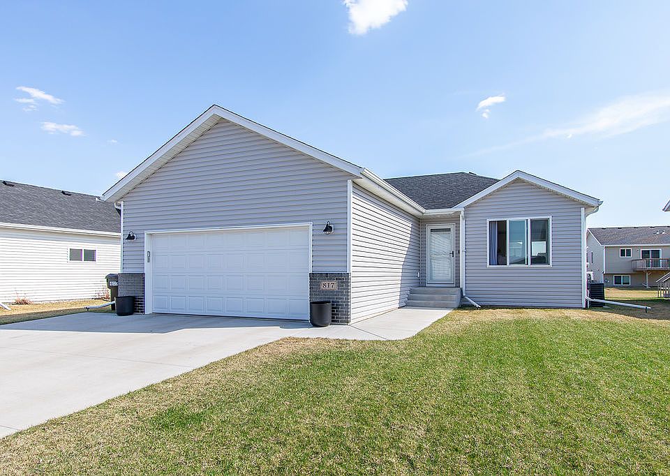 1st image of 817 Cathy Dr W