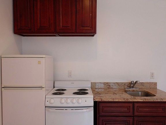3rd image of 194 Edgecombe Ave APT 1B
