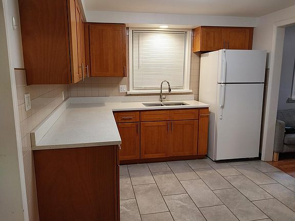 3rd image of 835 N Hermitage Ave #1