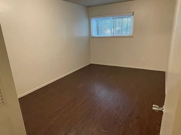 Chateau Apartments — Photo 16