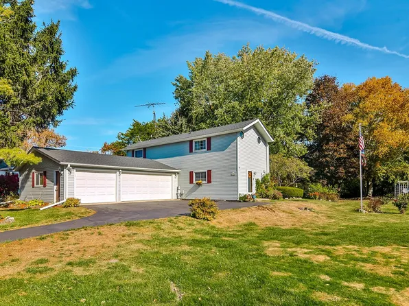 422 Pembroke Rd SW, Poplar Grove, IL 61065