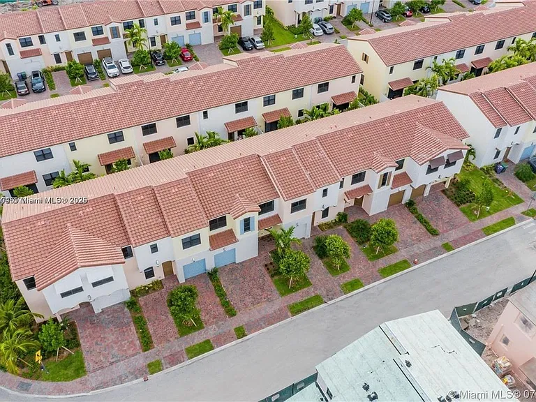 20901 NW 1st Dr #TOWNHOUSE — Photo 4