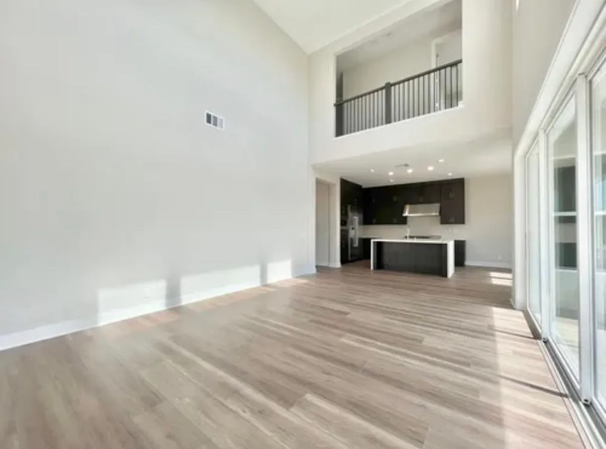 4 bed, 2400 sqft, $7,200 — Photo 4
