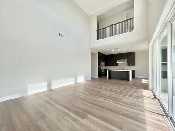 4th image of 371 Burwood