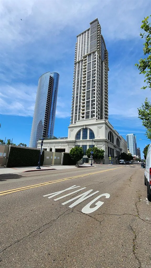 2 bed, 2.0 bath, 1062 sqft, $4,250 — Photo 1