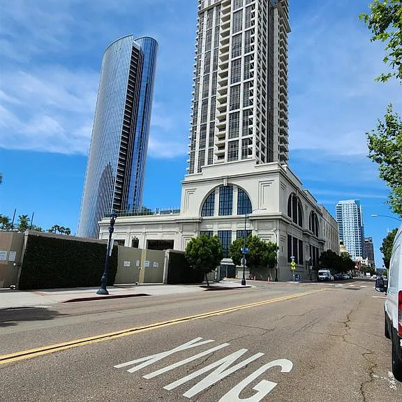700 W East St #2805 — Photo 1