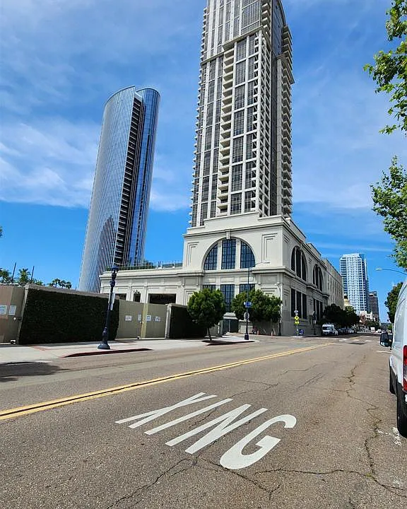 700 W East St #2805