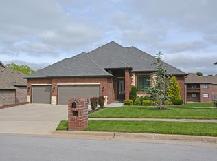 5985 Lakepoint Dr, Springfield, MO 65804