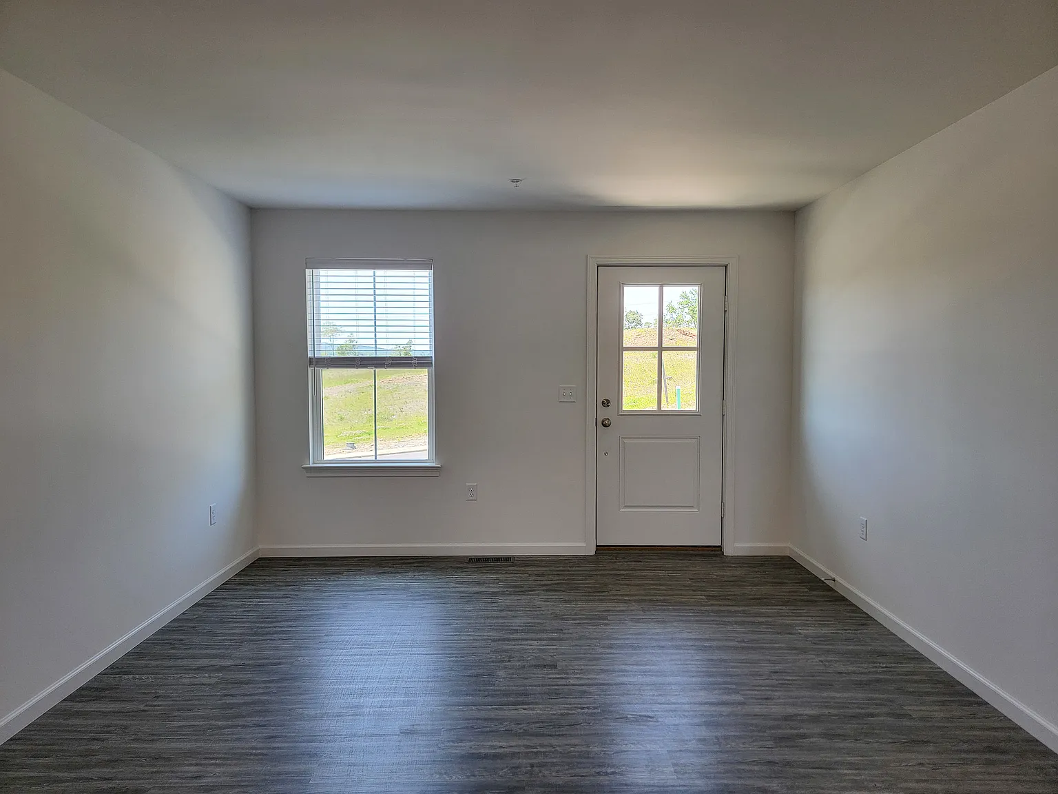 3 bed, 2.5 bath, 1940 sqft, $2,295 — Photo 3