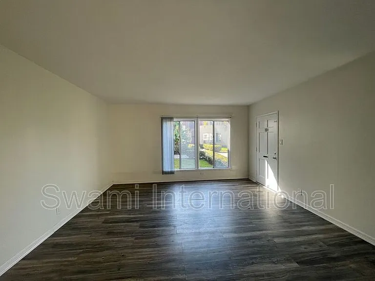 622 1/2 E 97th St #1 — Photo 8