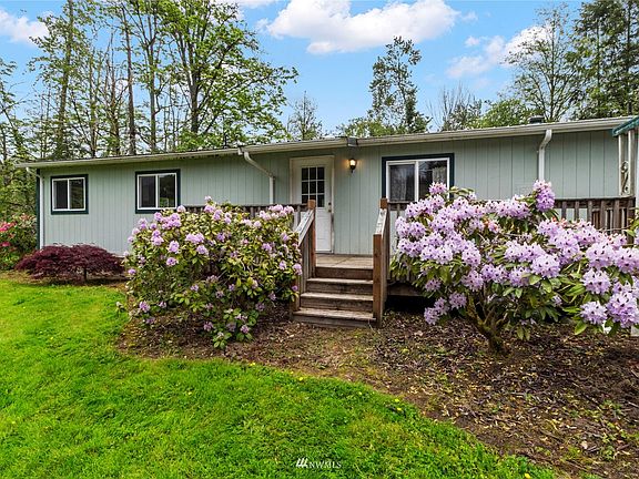 This adorable, manufactured home awaits your vision.>