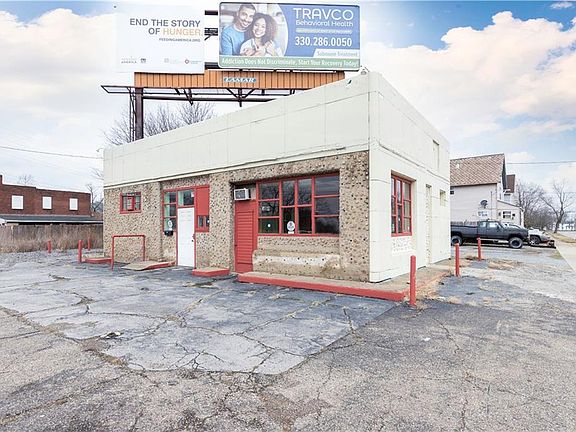 2nd image of 922 Mahoning Ave NW