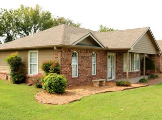 704 E 10th St, Grove, OK 74344