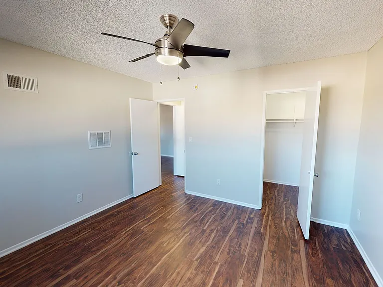 Royal Terrace Apartments — Photo 14