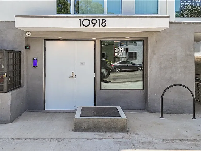 10918 Camarillo St #501 — Photo 50