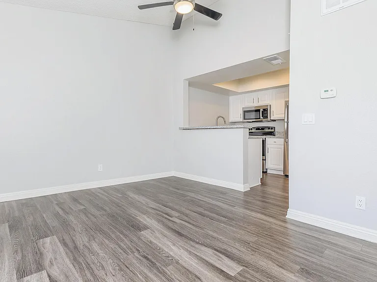 Villa La Paz Apartment Homes — Photo 48