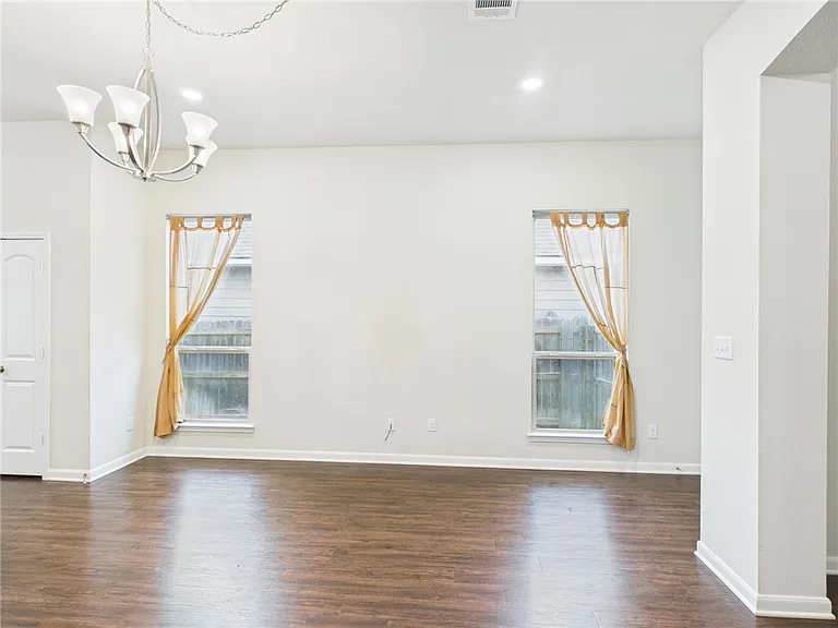 2102 Polmont Dr — Photo 2