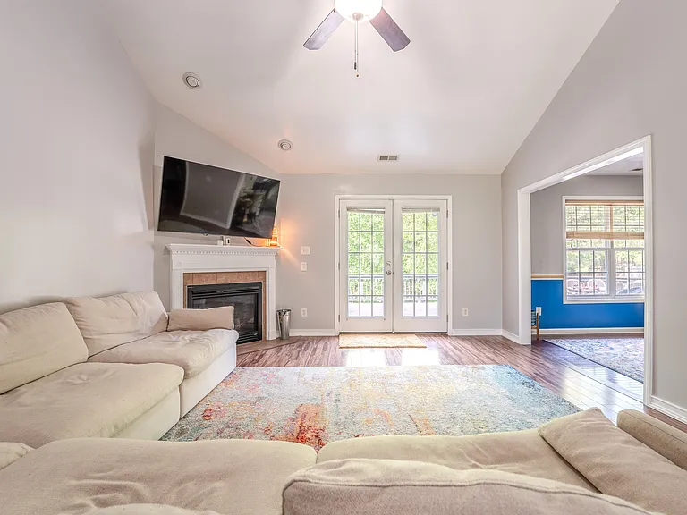 220 Dolphin Dr — Photo 6