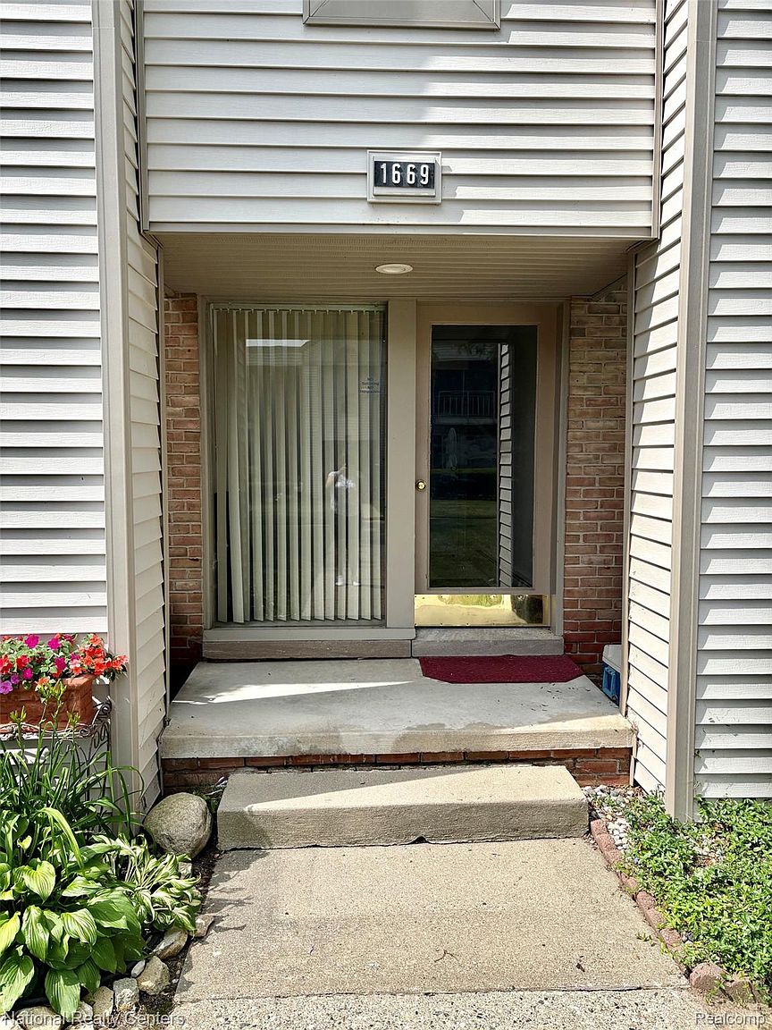 1669 Cass Lake Rd Unit D, photo 3