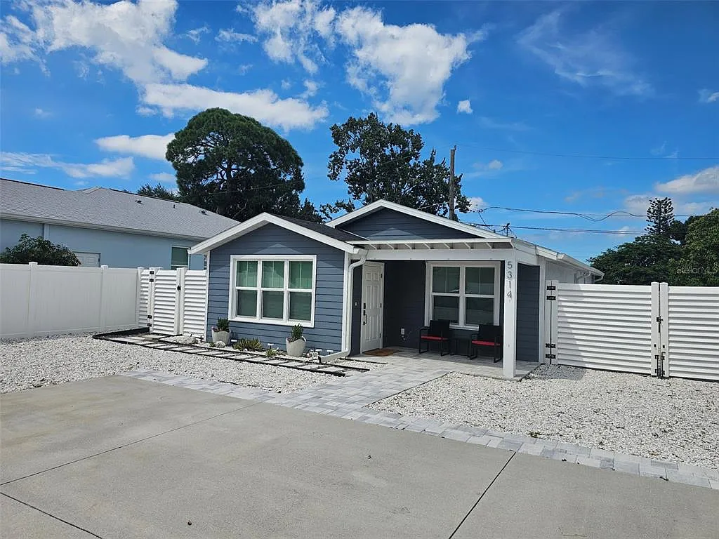 3 bed, 2.0 bath, 1204 sqft, $2,850 — Photo 2