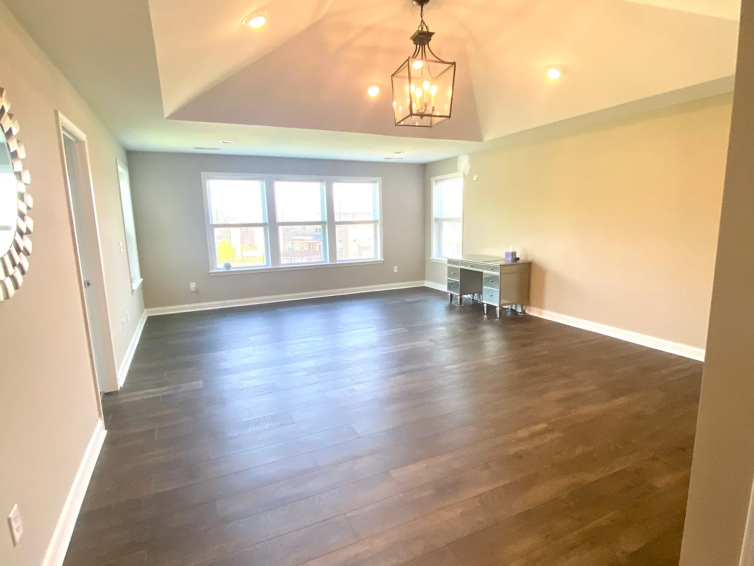 5 bed, 4697 sqft, $8,200 — Photo 3