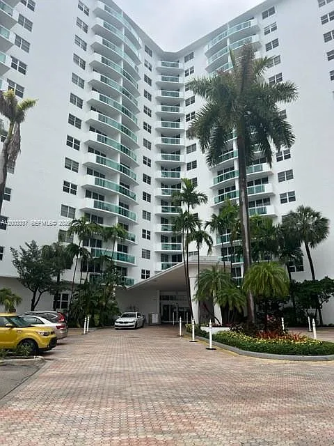 Residences On Hollywood B — Photo 2
