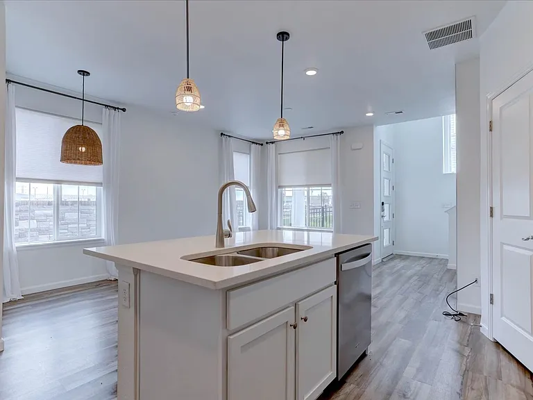 1828 S Poplar Ct — Photo 7