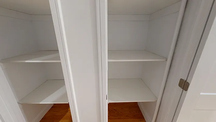 Sold by Thomas Lipovetsky, LREB | media 18
