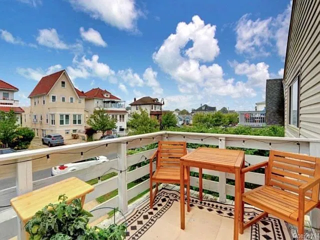 3 bed, 2.0 bath, 1178 sqft, $3,950 — Photo 3