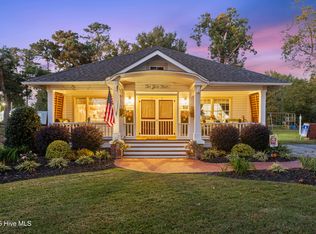 204 Lake Shore Dr, Lake Waccamaw, NC 28450