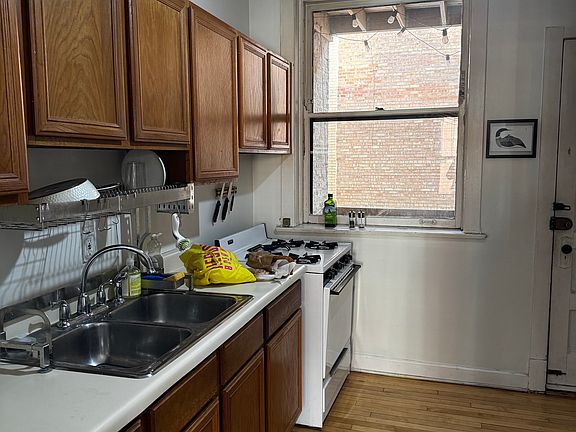 4th image of 3613 N Pine Grove Ave #2