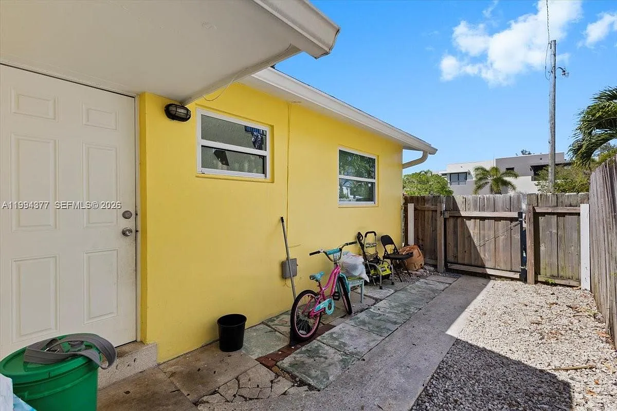 Building Photo - 620 SW 10th St #1