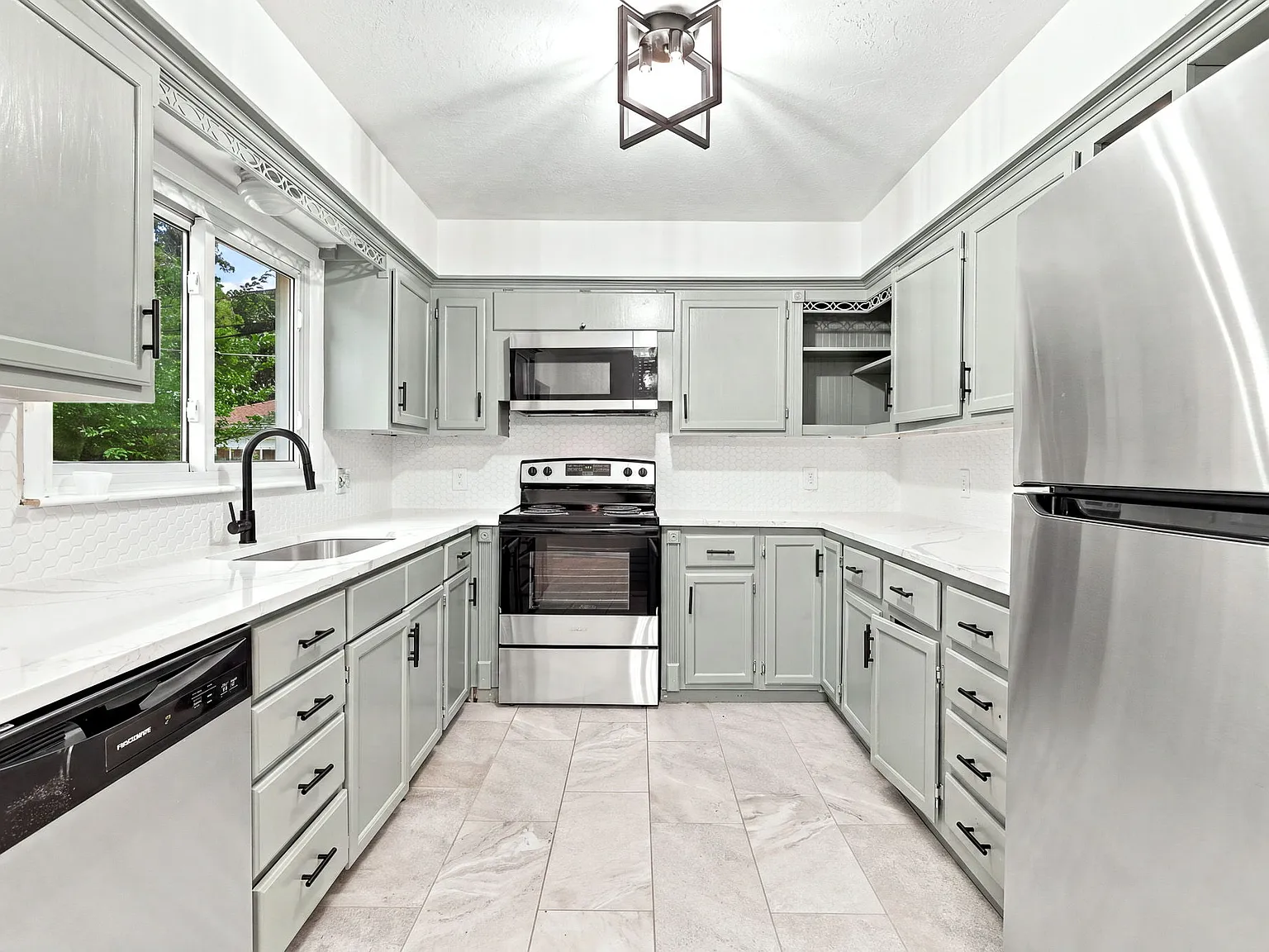 4 bed, 1456 sqft, $3,764 — Photo 3