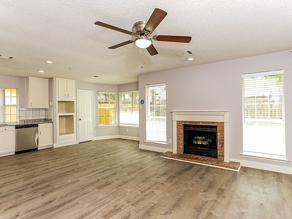 3rd image of 2202 Park Hurst Dr
