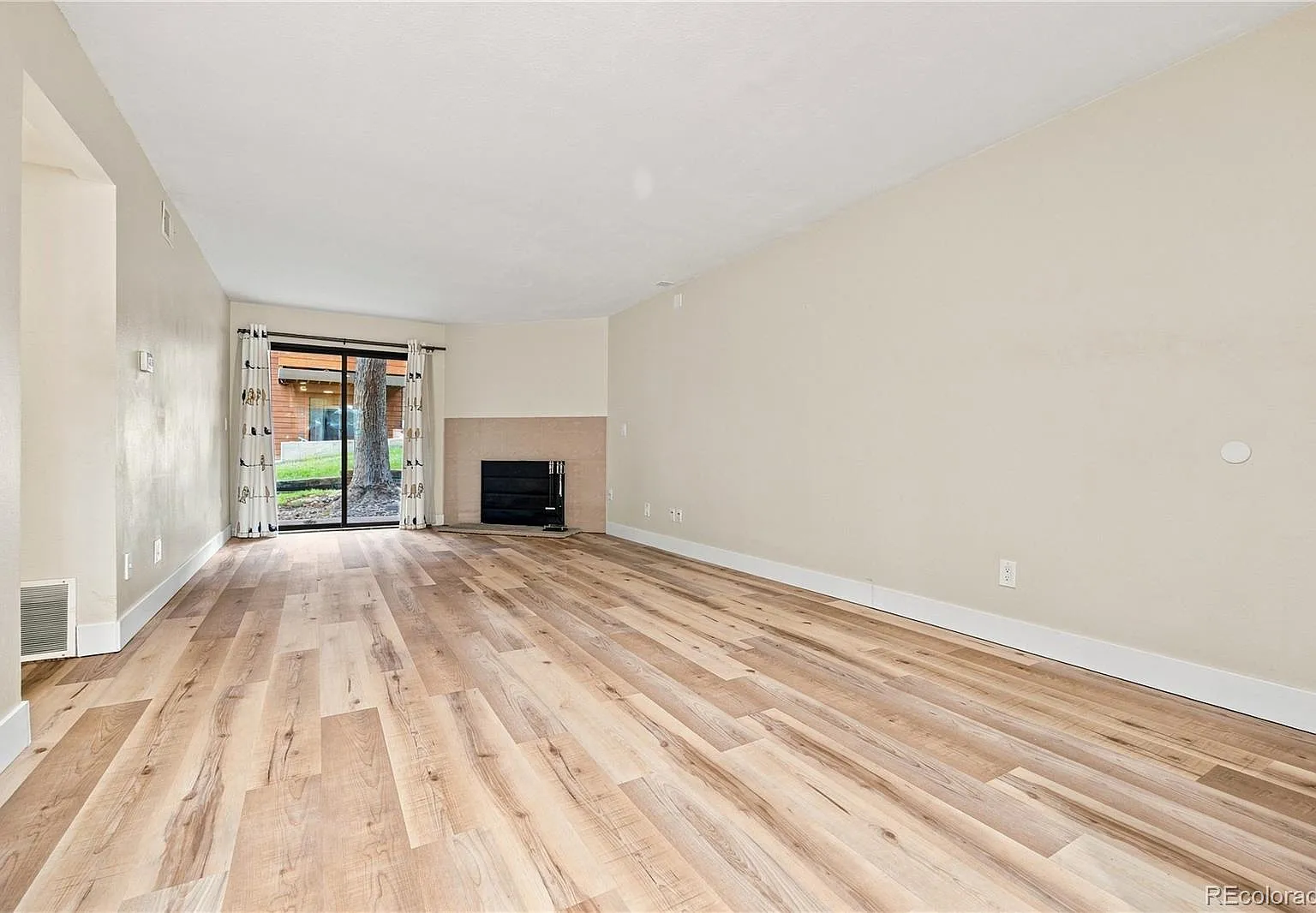 2 bed, 1.0 bath, 971 sqft, $1,595 — Photo 3