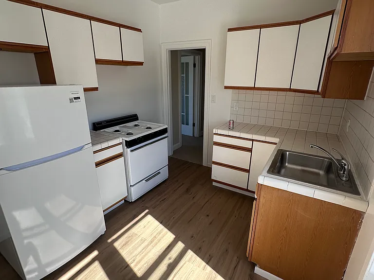 1672 Oxford St #17 — Photo 8