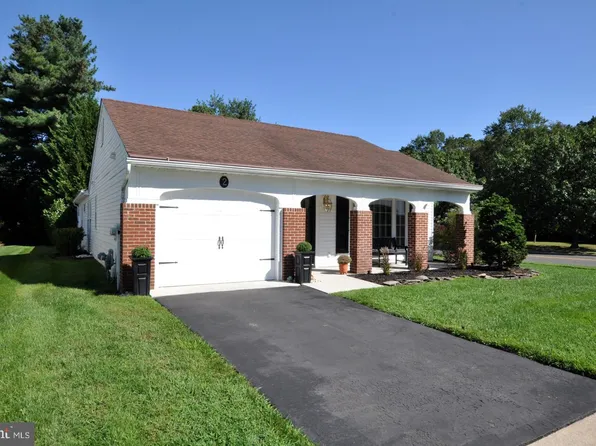 2 Newbury Dr, Southampton, NJ 08088