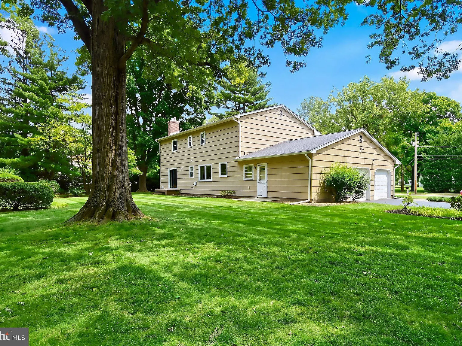 4 bed, 2.5 bath, 2628 sqft, $4,200 — Photo 3