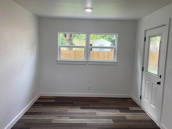 5th image of 206 E Live Oak