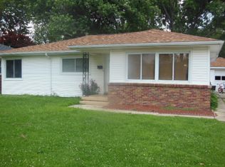 827 E 4th St, Flora, IL 62839