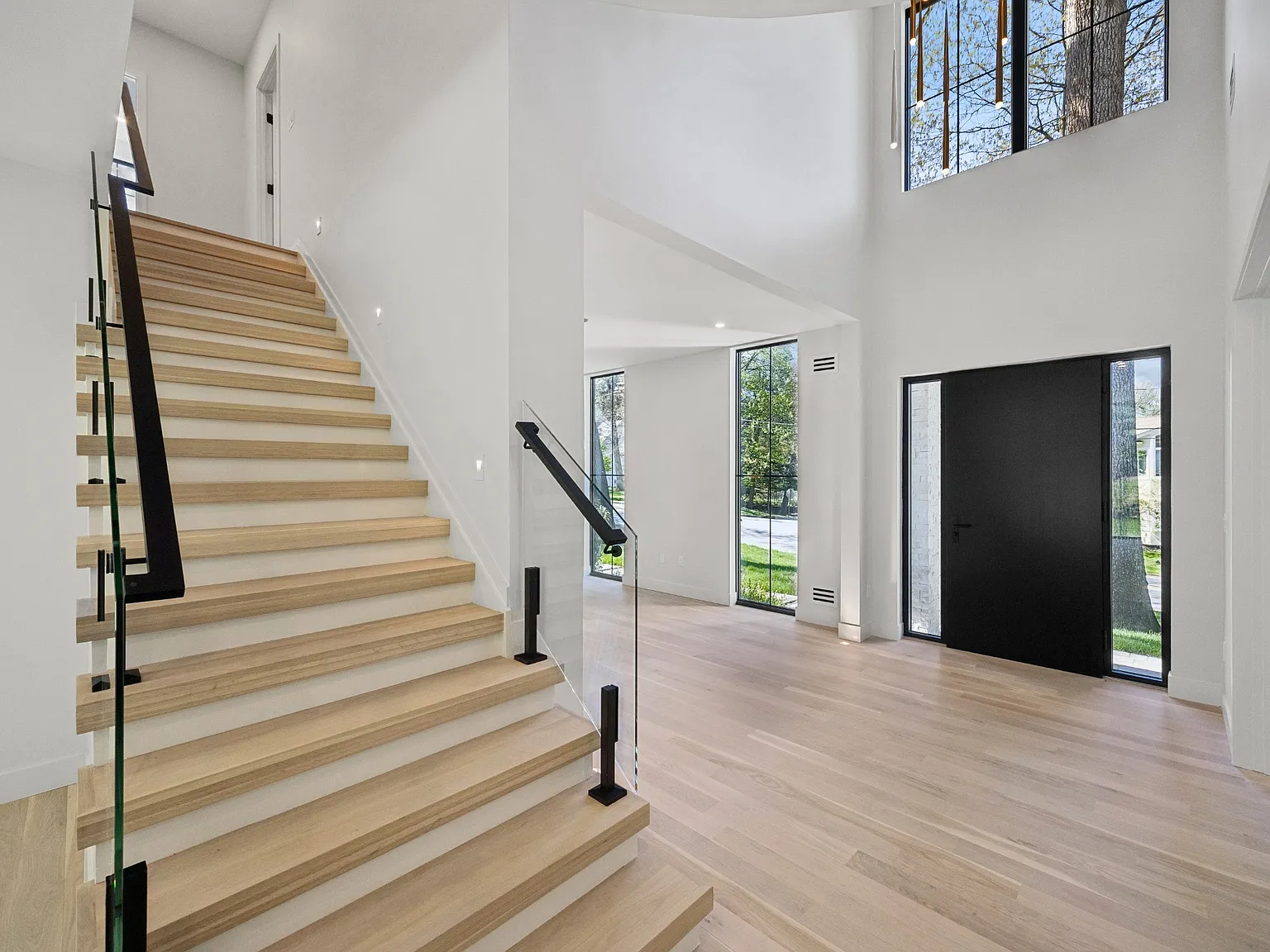 5 bed, 5200 sqft, $14,700 — Photo 3