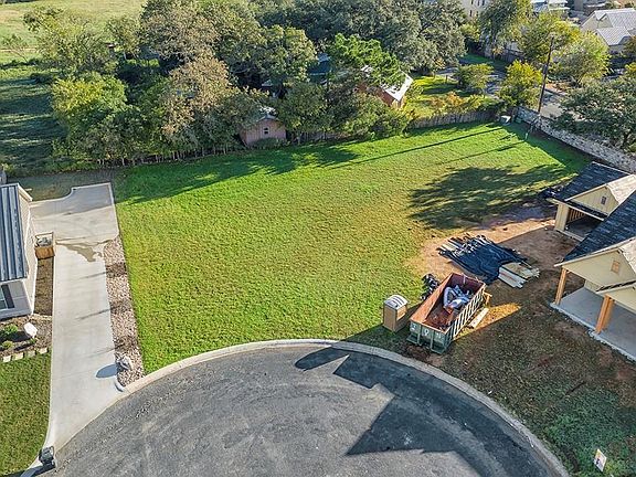 2nd image of 902 Laurel Ln