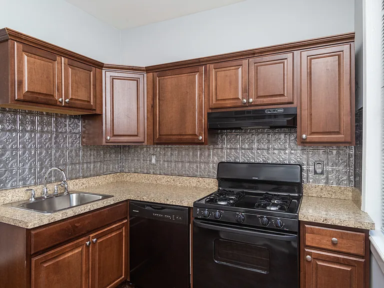1110 W Dickens Ave #1 — Photo 2
