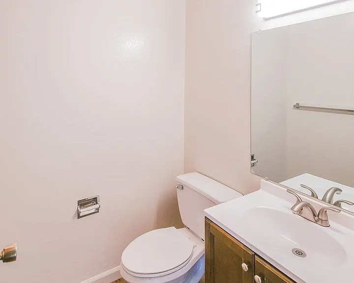 Emerald Bay Apartments — Photo 17