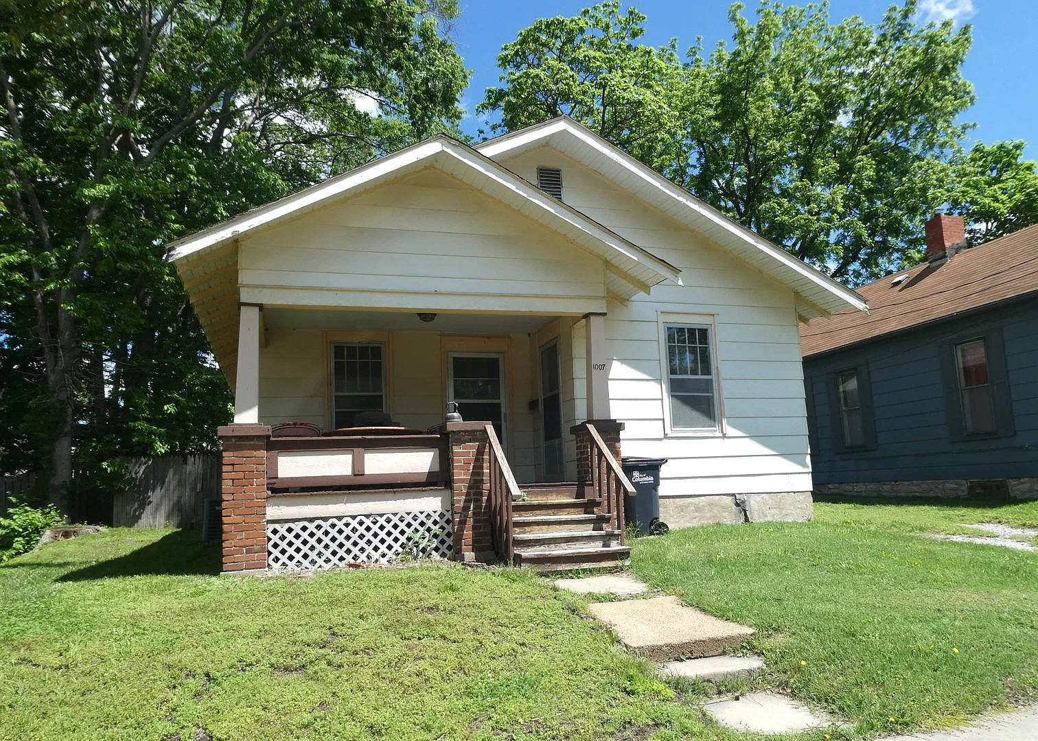 Cute House on small & Private Street - in the District and very near Columbia College — Photo 1