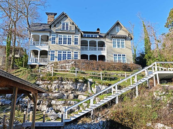3rd image of 8012 Savannah Ln