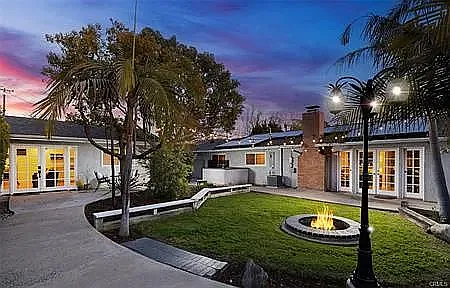 Spacious entertainers backyard